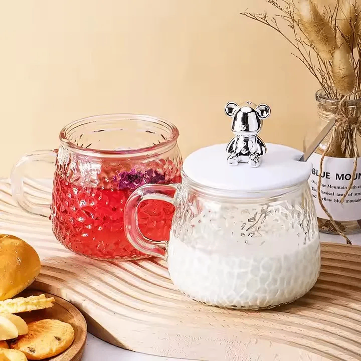 Tasse en verre avec couvercle décoratif