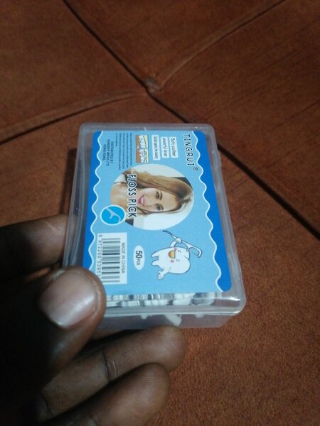 Cure-dents en fil dentaire