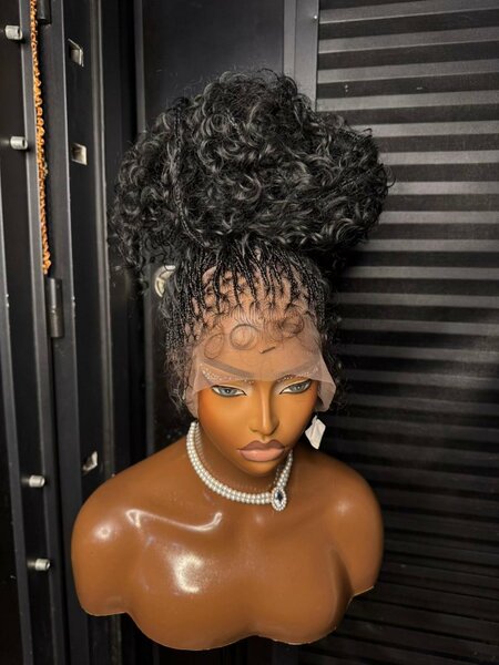 Perruque en dentelle bouclée