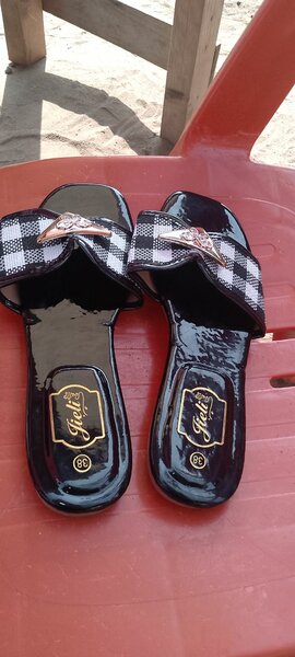 Sandales à carreaux élégantes