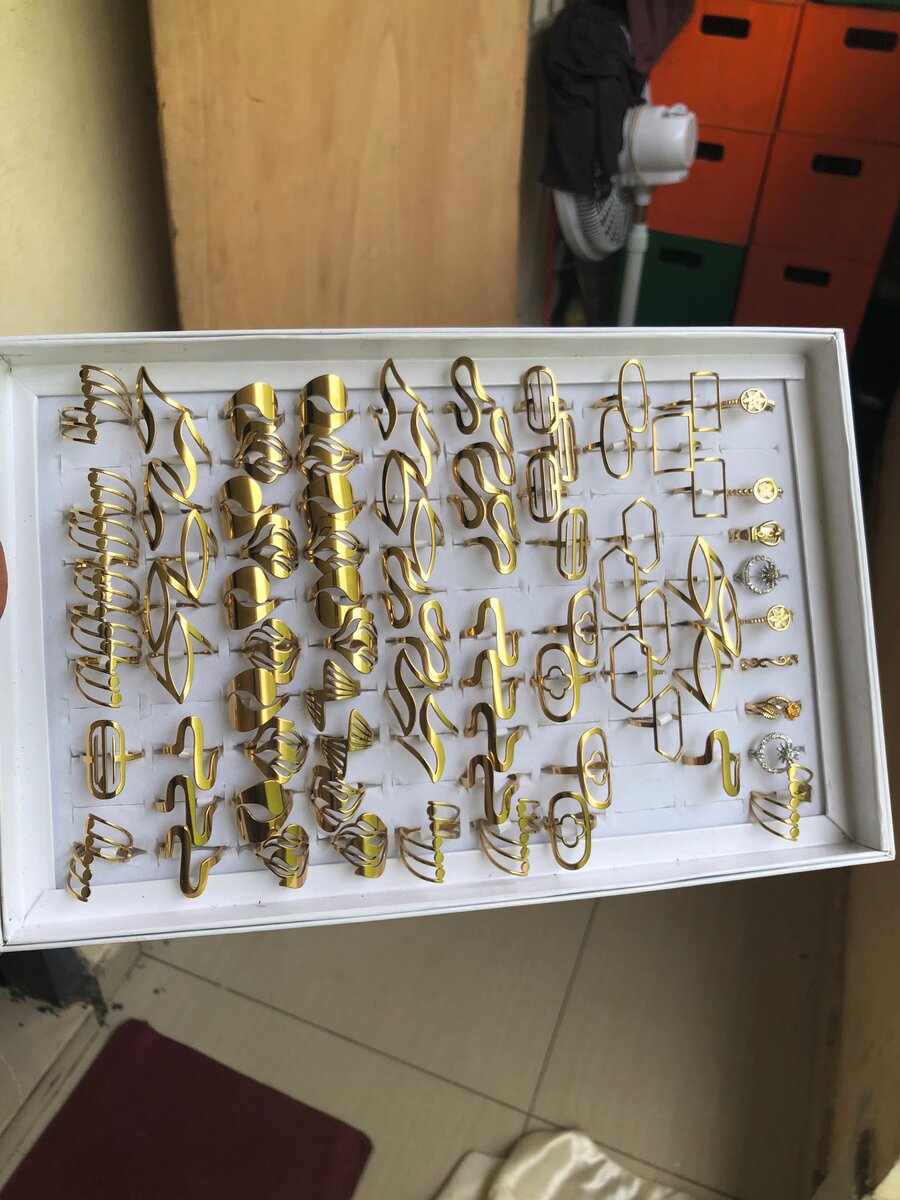 Boucles d'oreilles dorées élégantes