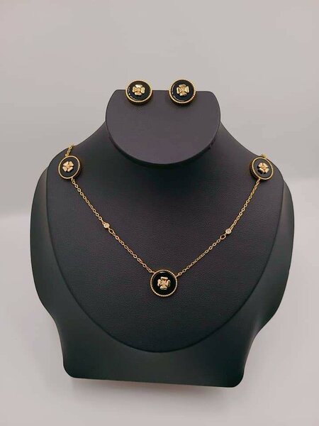 Collier et Boucles Dorés Élégants