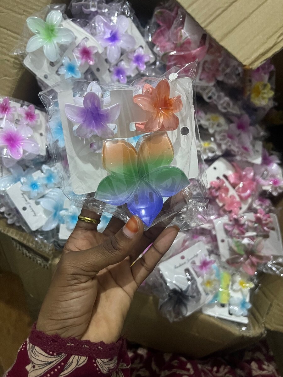 Pince à cheveux fleur colorée