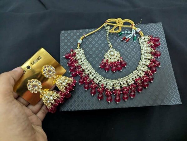 Nackless bindi and topas