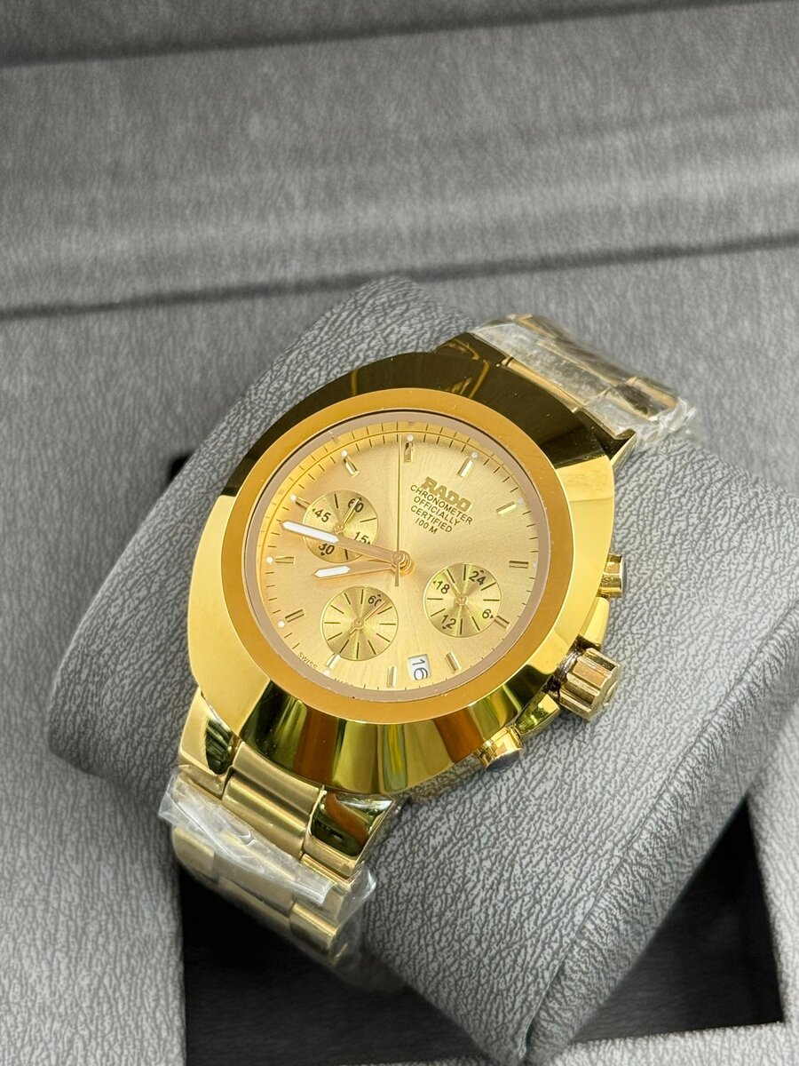 Montre en or étincelante