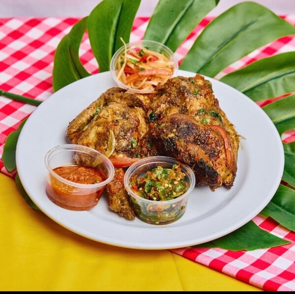 Poulet rôti épicé avec sauces