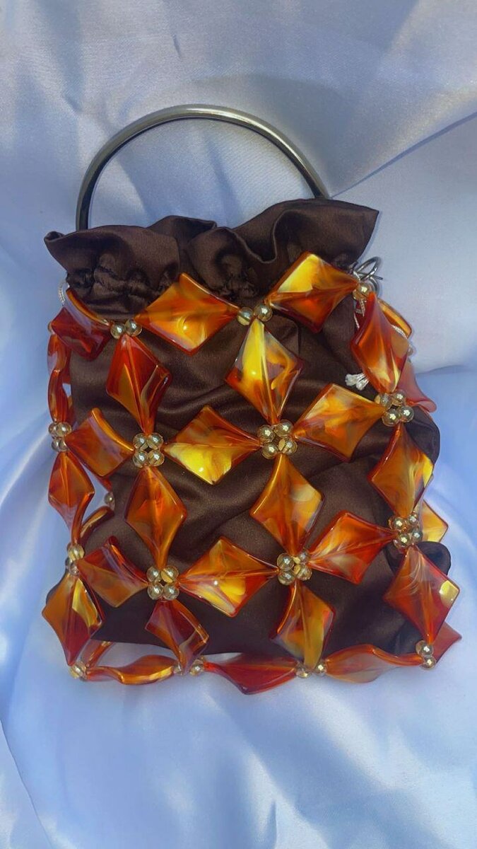 Sac à main élégant perlé