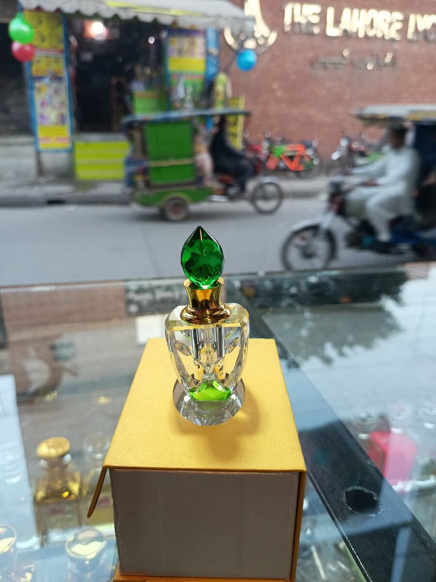 White oud  (with good packing 3 ml )