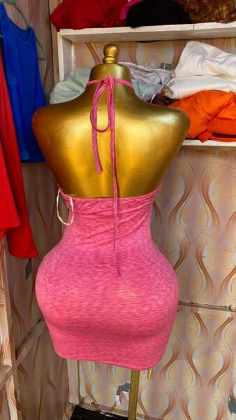 Robe dos nu rose élégante