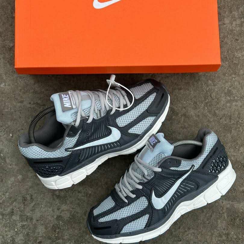 Baskets de course Nike grises