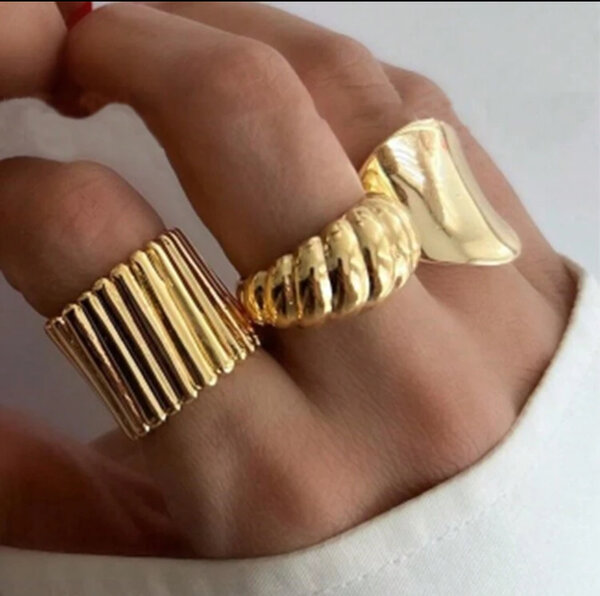 Bague dorée sculptée