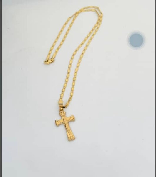 Collier en or avec pendentif croix