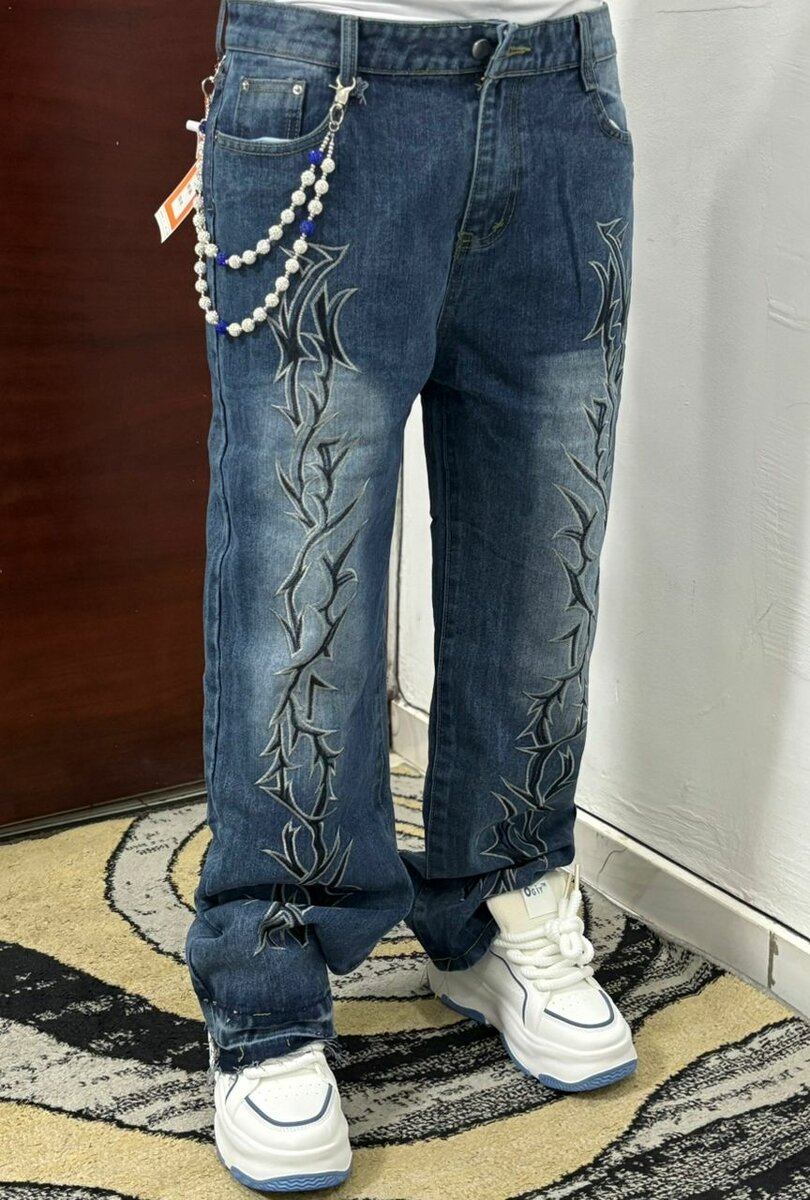 Jeans tendance avec chaîne décorative