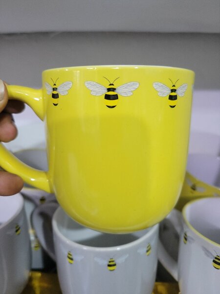 Tasse en céramique motif abeille