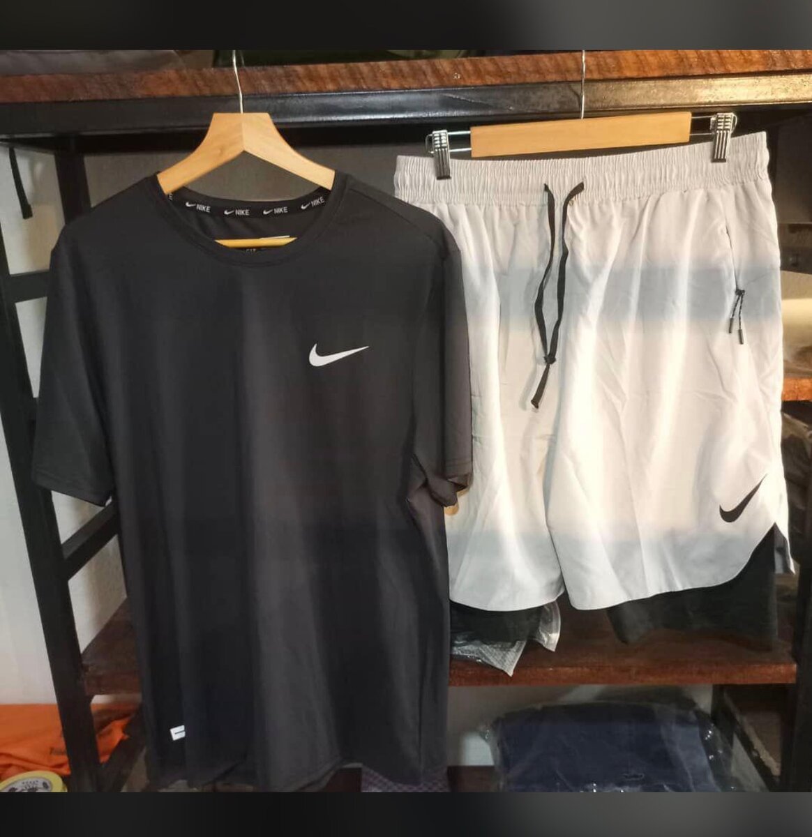 Ensemble sportif Nike et Adidas