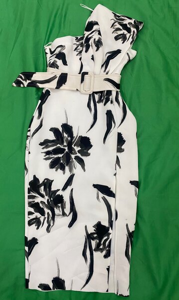 Robe Asos asymétrique à manches. T38