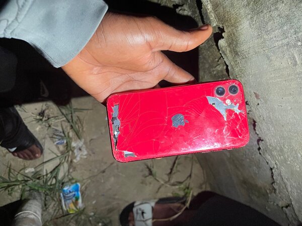 iPhone 11 rouge vitre fissuré