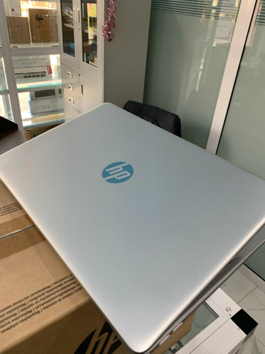 HP CORE I3 8GB RAM 256 SSD