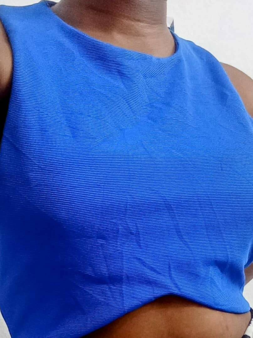 Top bleu sans manches femme