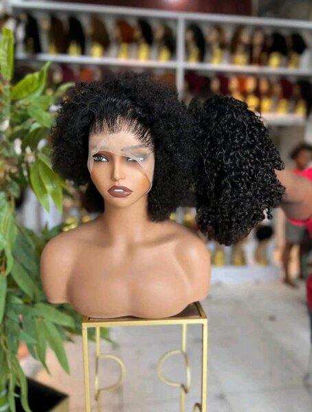 Perruque bouclée naturelle