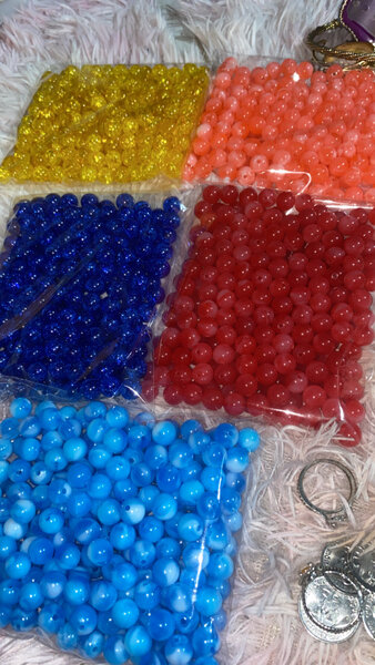 Perles de décoration multicolores
