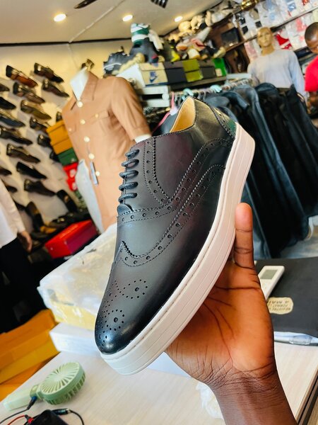 Basket en cuir de marque feragamo pointure 42