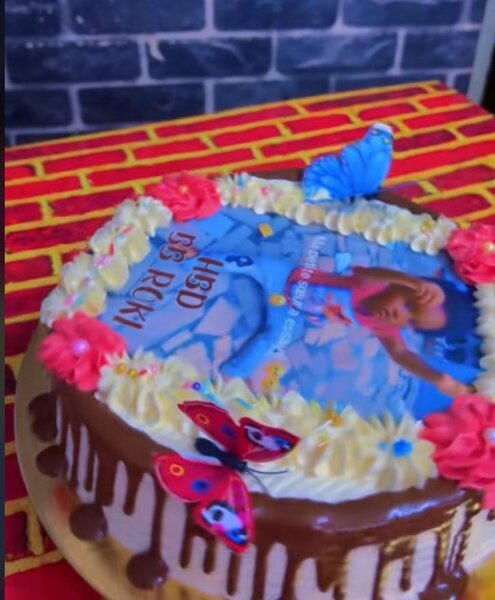 Beau gâteau délicieux avec image