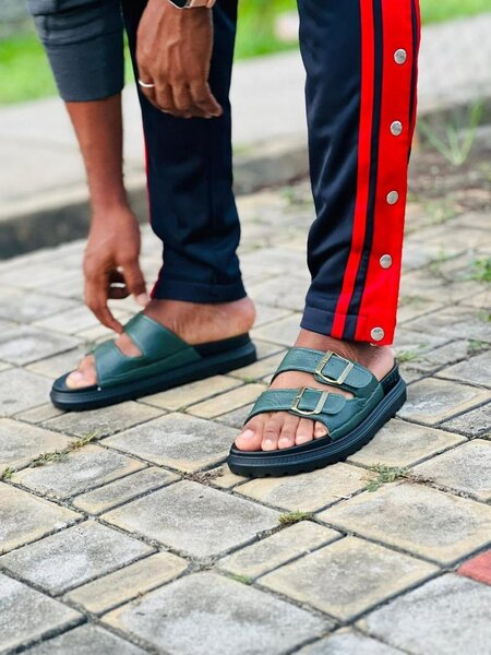 Sandales en cuir avec double boucle