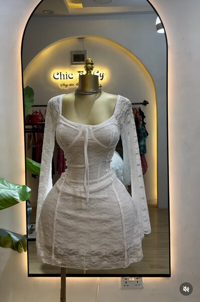 Robe moulante en dentelle