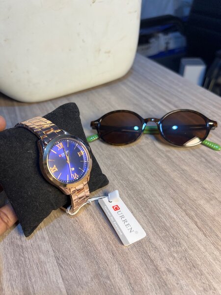 Montre élégante dorée