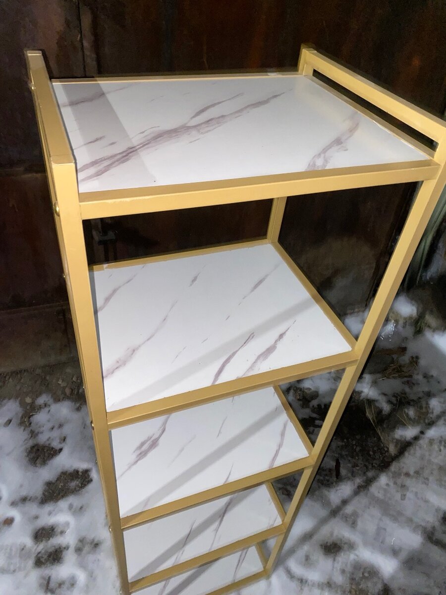 стеллаж для вещей в магазине