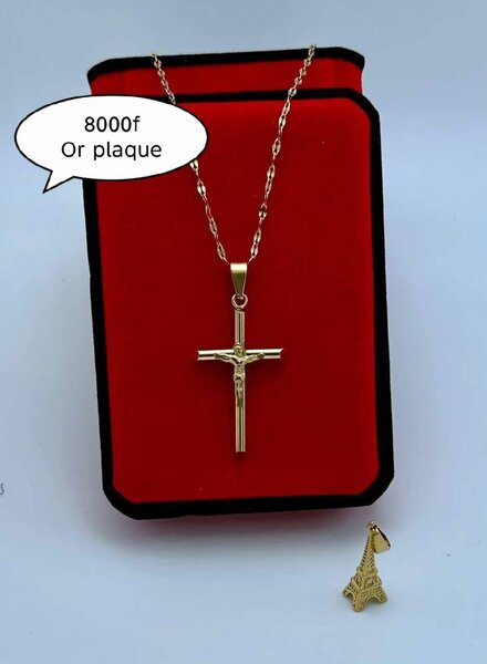 Collier croix doré élégant