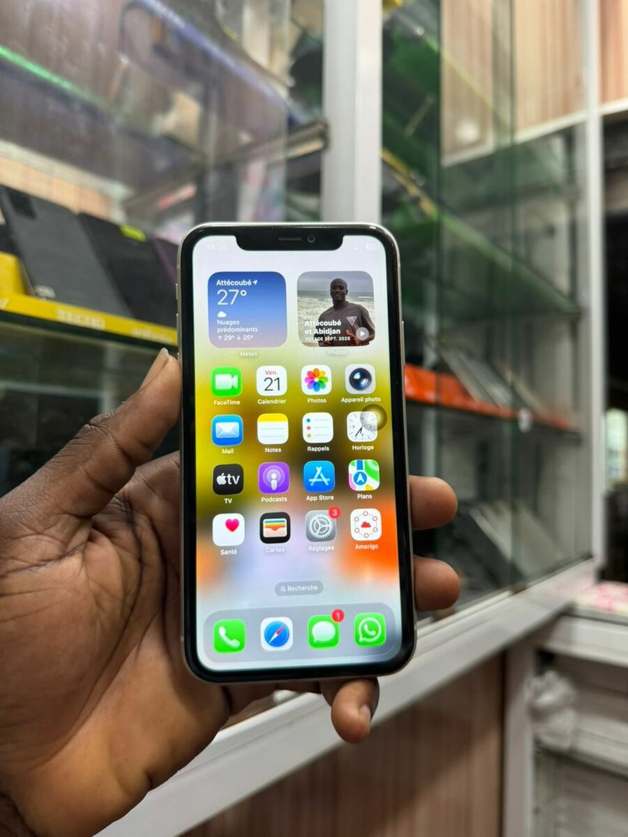 11 Blanc 64Go 2nd main