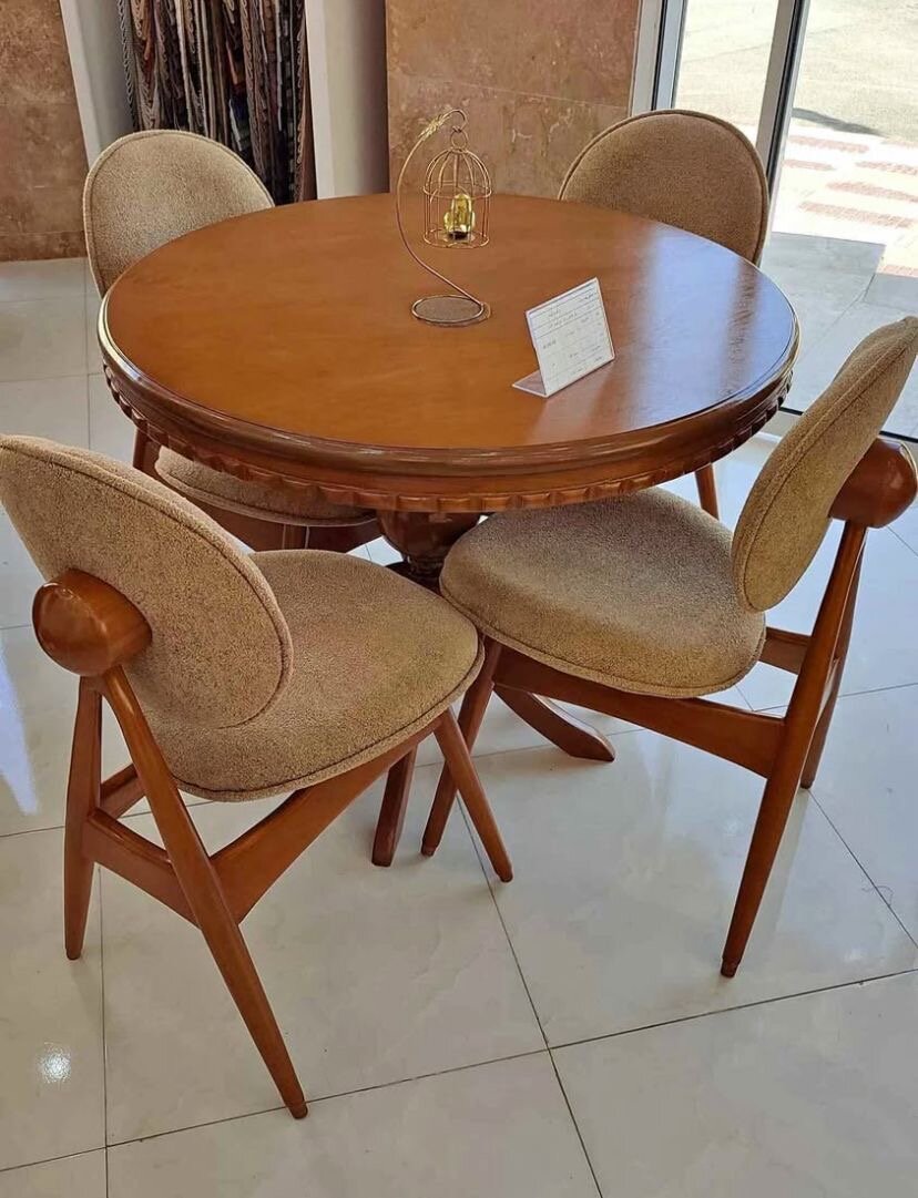 Table ronde avec chaises