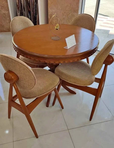 Table ronde avec chaises