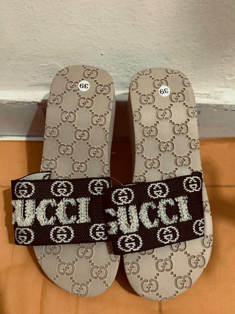 Sandales à motifs élégants