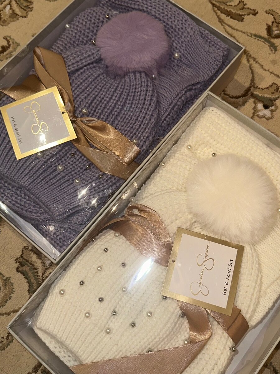 набор из одной шапки и шарфа от Jessica Simpson