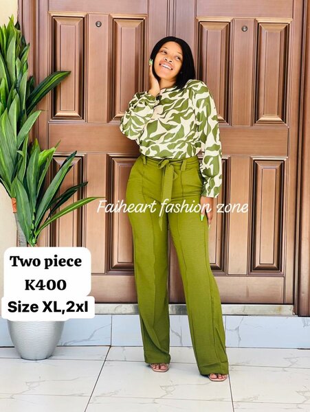 Women's suit, printed blouse and trousers are green  Size XL,2xl