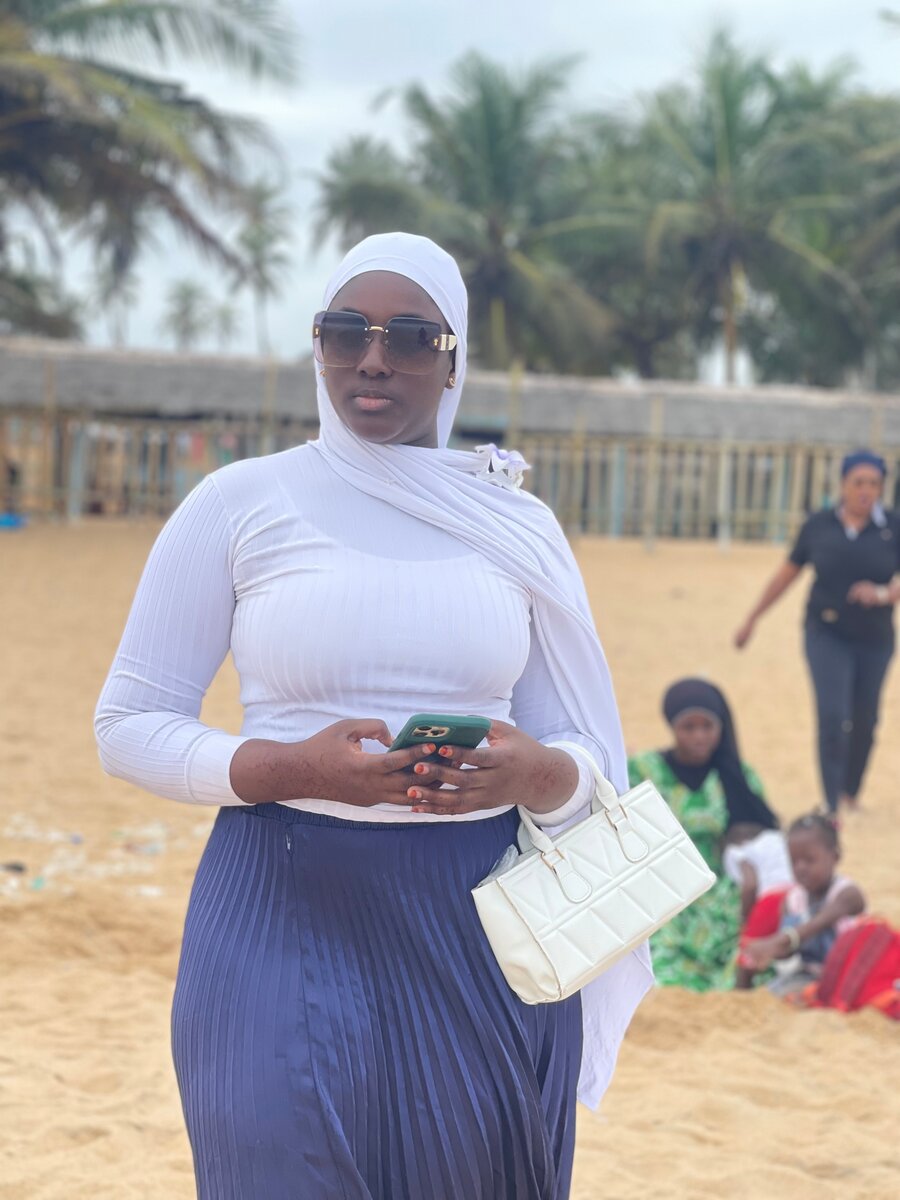 Pull blanc élégant à manches longues