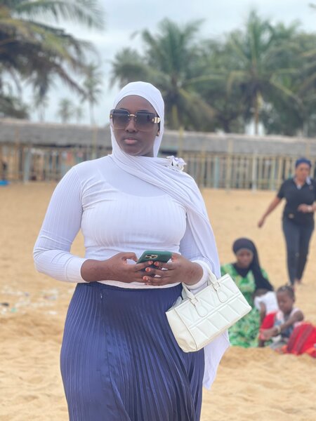 Pull blanc élégant à manches longues