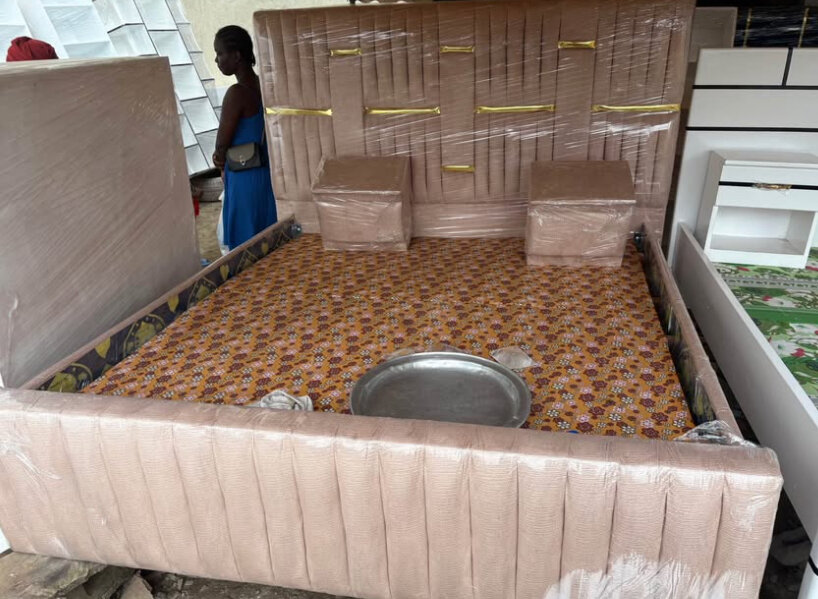 Lit double avec tables de chevet