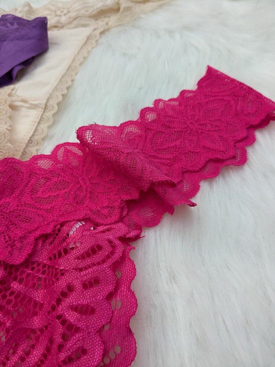 String dentelle fuchsia séduisant