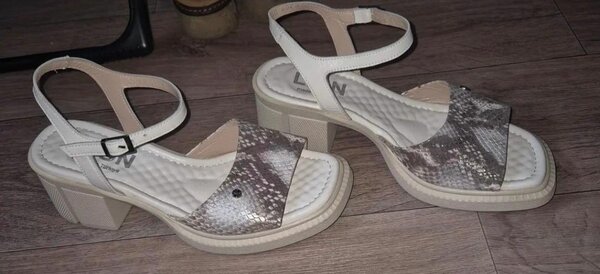 Продаю очень  Красивые стильные босоножки фирмы LION