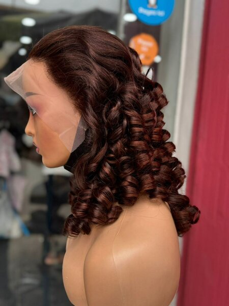 Perruque bouclée en dentelle