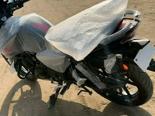 Moto sportive neuve emballée