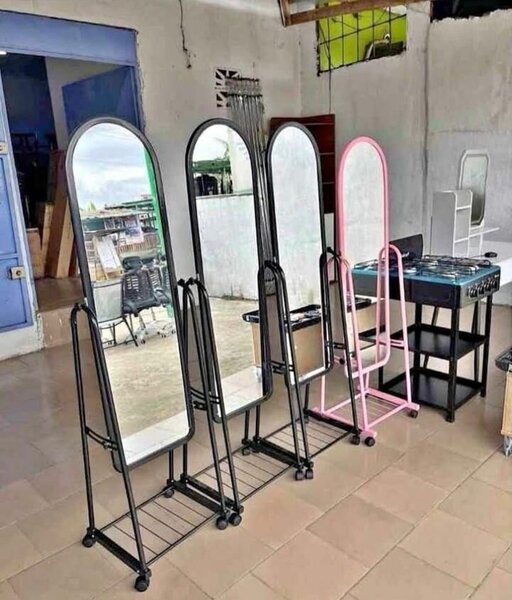 Miroir sur pied en métal