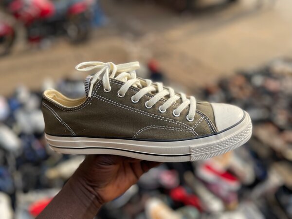 Chaussures basses en cuir vert olive