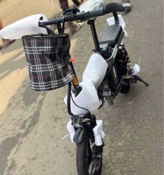 Vélo électrique pliant compact