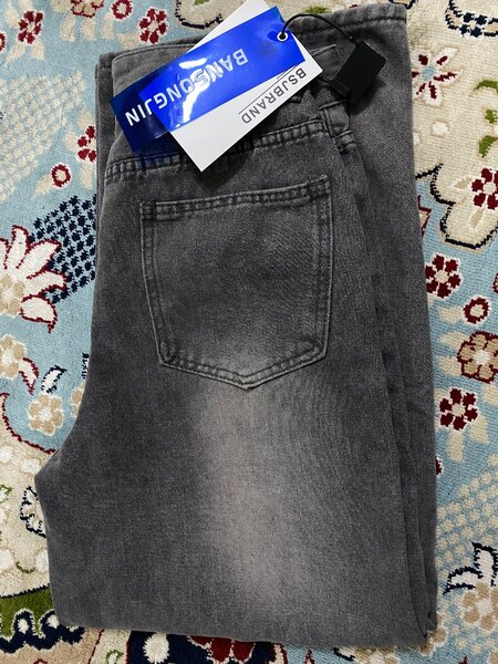 Серые джинсы