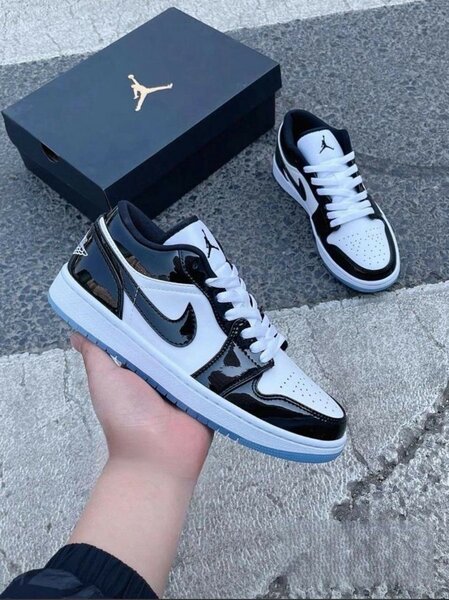 Baskets Air Jordan blanches et noires